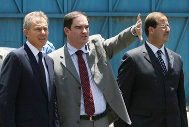 مدير عمليات الأونروا افي غزة جون كينج برفقة توني بلير 