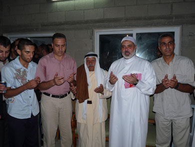 رئيس الوزراء اسماعيل هنية يشارك العائلة فرحتهم 