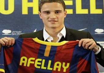 ابراهيم افيلاي يرفع القميص الكتالوني "أرشيف"