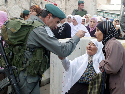 سلطات الاحتلال تحرم الفلسطينيين من حرية التنقل بفعل الحواجز