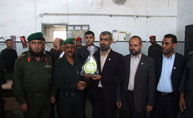 الأمين العام لحركة الأحرار  خالد "أبو هلال" يسلم اللواء أبو عاذرة درع التكريم