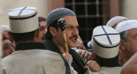 يبدو أن السوريون تأثروا كثيراً بمسلسل "باب الحارة" وأحداثه المثيرة...