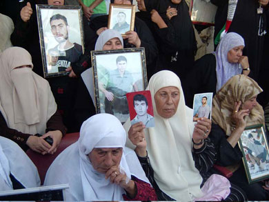 اهالي الاسرى في اعتصام امام الصليب الاحمر 