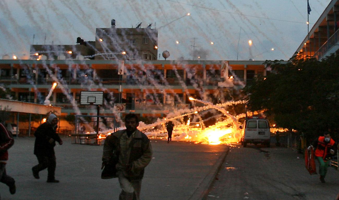 صورة من إستهداف طيران الإحتلال لمدارس الوكالة بالفوسفور الحارق