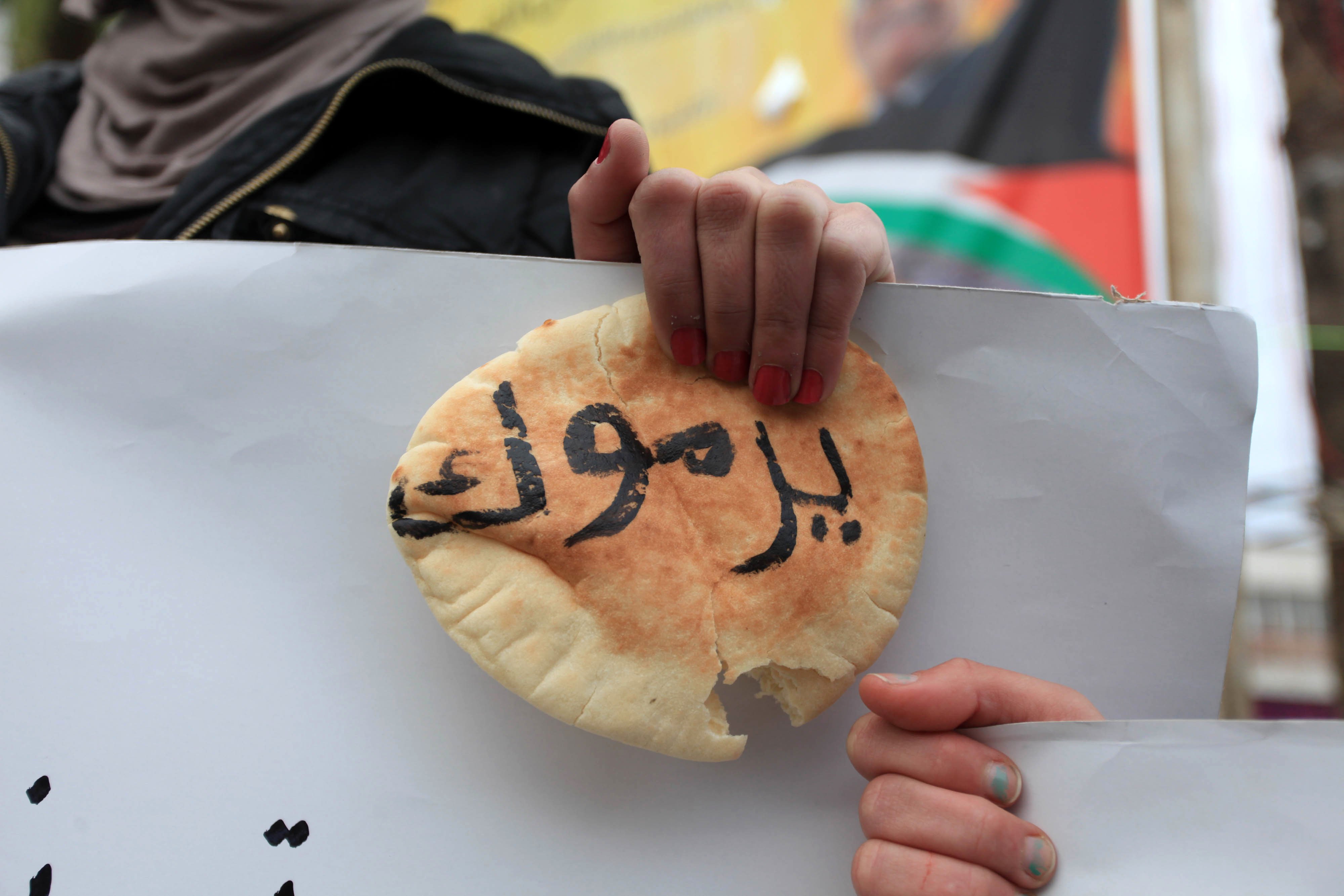 ويعاني السكان ظروفاً مأساوية مع محنتي انقطاع المياه والكهرباء
