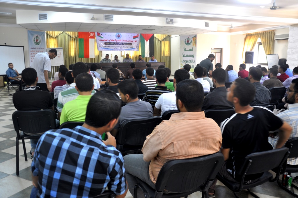 خلال لقاء طلابي تم خلاله توزيع المساعدات فيه