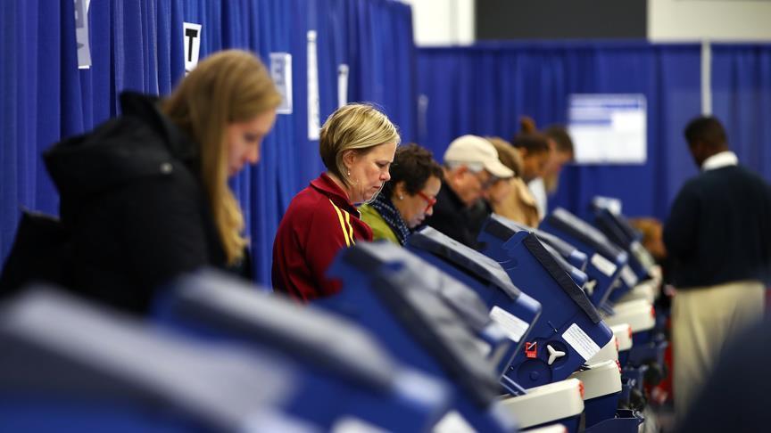 ناخبون يدلون بأصواتهم في الانتخابات الامريكية "أرشيفية"