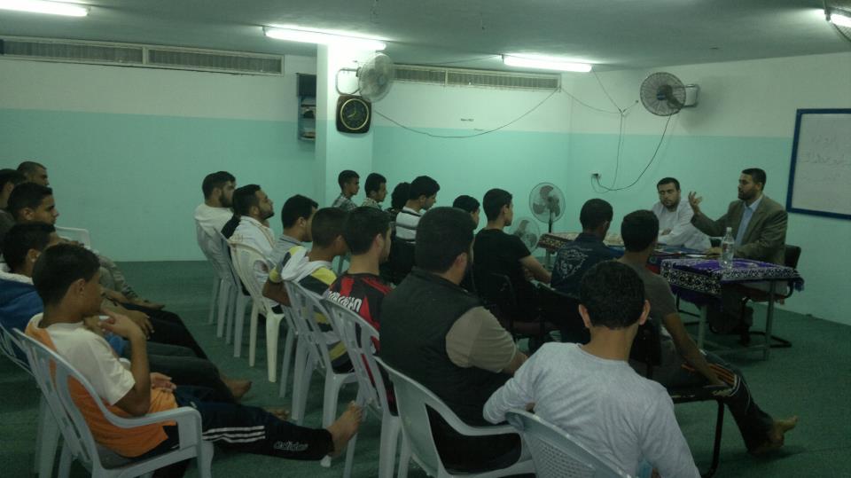 الكتلة توزع مساعدات نقدية على الطلبة بالزوايدة