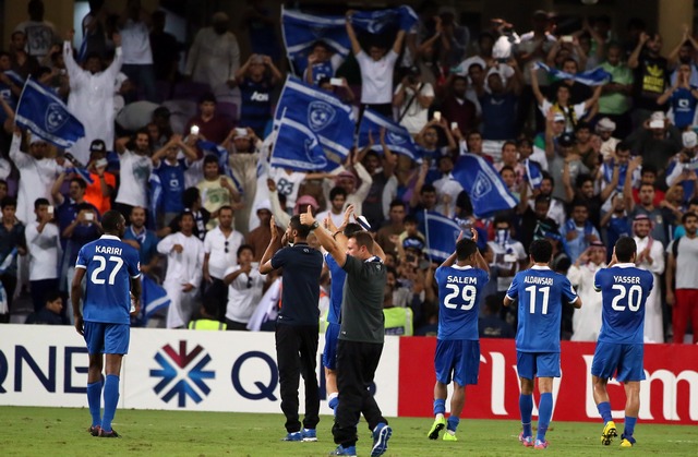 لاعبو الهلال يحيون جماهيرهم بعد الخسارة