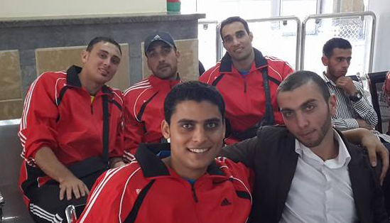 جلوس لاعبي الطائرة الشاطئية في معبر رفح