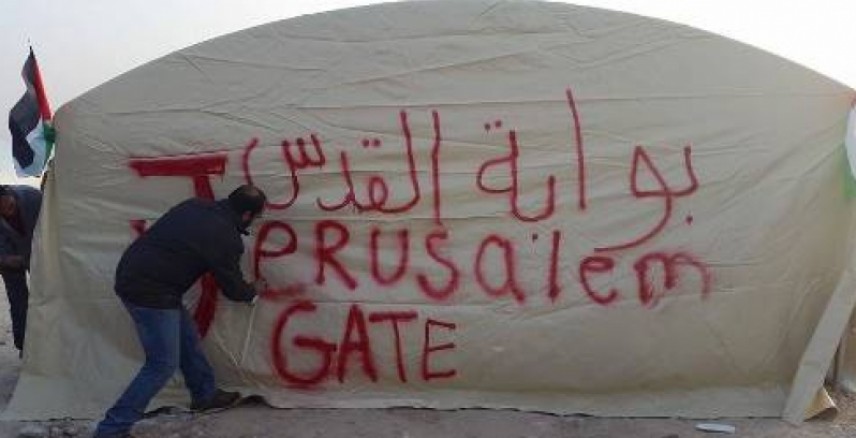 الاحتلال يهدم قرية "بوابة القدس"