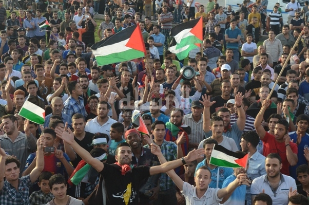 أفراح الفلسطينيين بفوز المنتخب الوطني