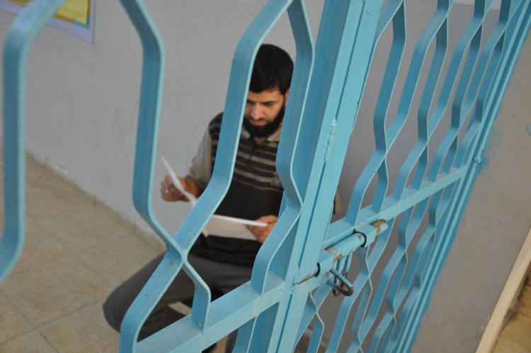 طلبة توجيهي نزلاء بسجون غزة