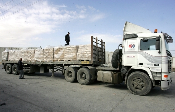 شاحنات تدخل عبر "كارم أبو سالم" (أرشيف)