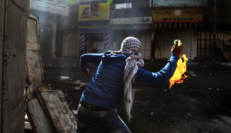 صورة (أرشيفية) لإلقاء زجاجات حارقة