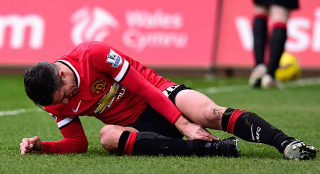 سقوط فان بيرسي على الأرض بعد الإصابة