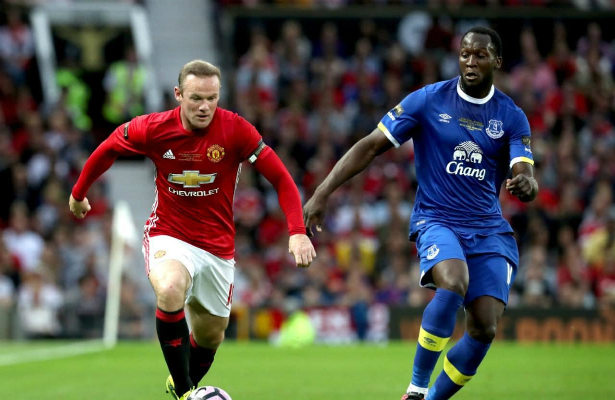 لوكاكو يمينا وبجانبه روني