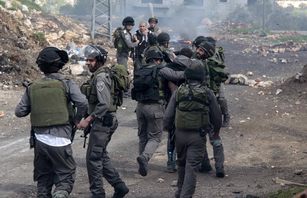 الاحتلال يعتقل مواطنين بالضفة (الأرشيف)