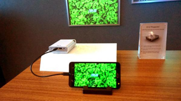بروجيكتور يعمل مع الهواتف الذكية - صورة توضيحية