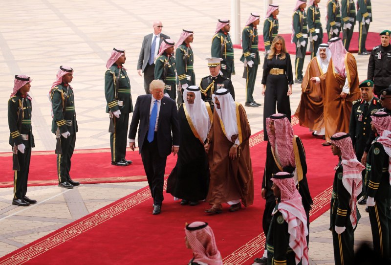 خلال استقبال الملك سلمان لترامب