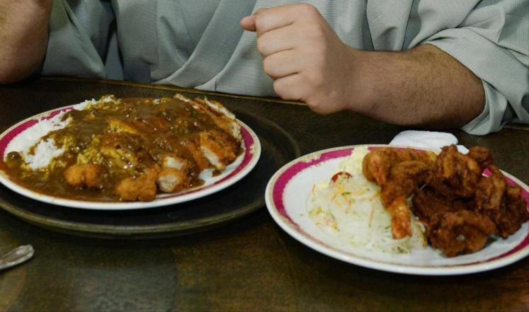 في شهر رمضان تزداد حالات مراجعات أقسام الطوارئ نتيجة الإفراط في تناول الطعام 