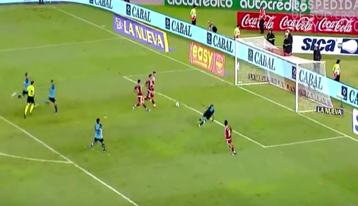 لحظة إنقاذ الحارس لمرماه