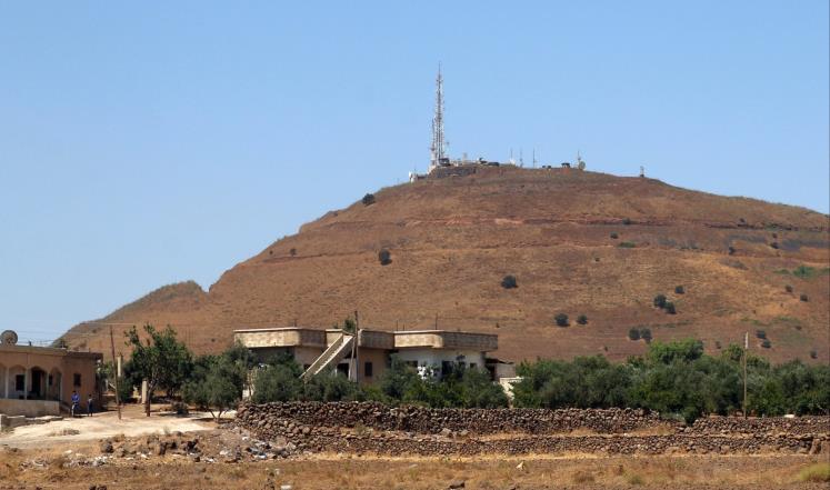 الهجوم وقع في بلدة حضر القريبة من الجولان المحتل (رويترز-أرشيف)