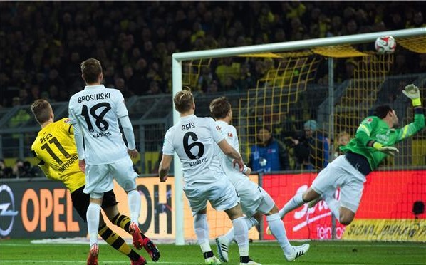 لحظة تسجيل هدف رويس