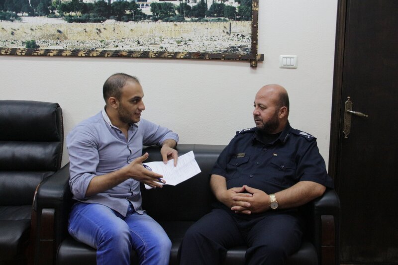 الزميل محمد أبو زايدة في حواره مع اللواء تيسير البطش، مدير عام الشرطة 