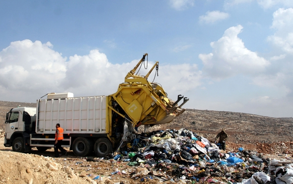 3 آلاف دينار غرامة إلقاء النفايات بغزة