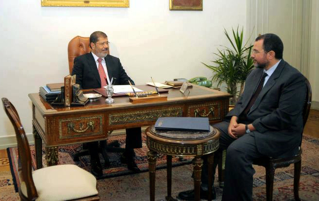 هشام قنديل وزير الري في حكومة كمال الجنزوري (الأرشيف)