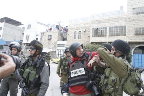 اعتداء جنود الاحتلال على صحفيين