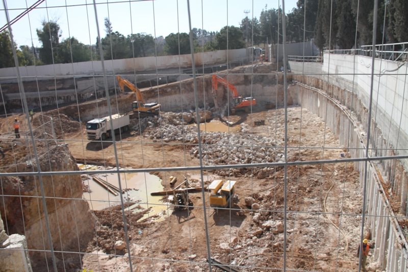 صور الاحتلال الاسرائيلي  يجرف مقبرة "مأمن الله"