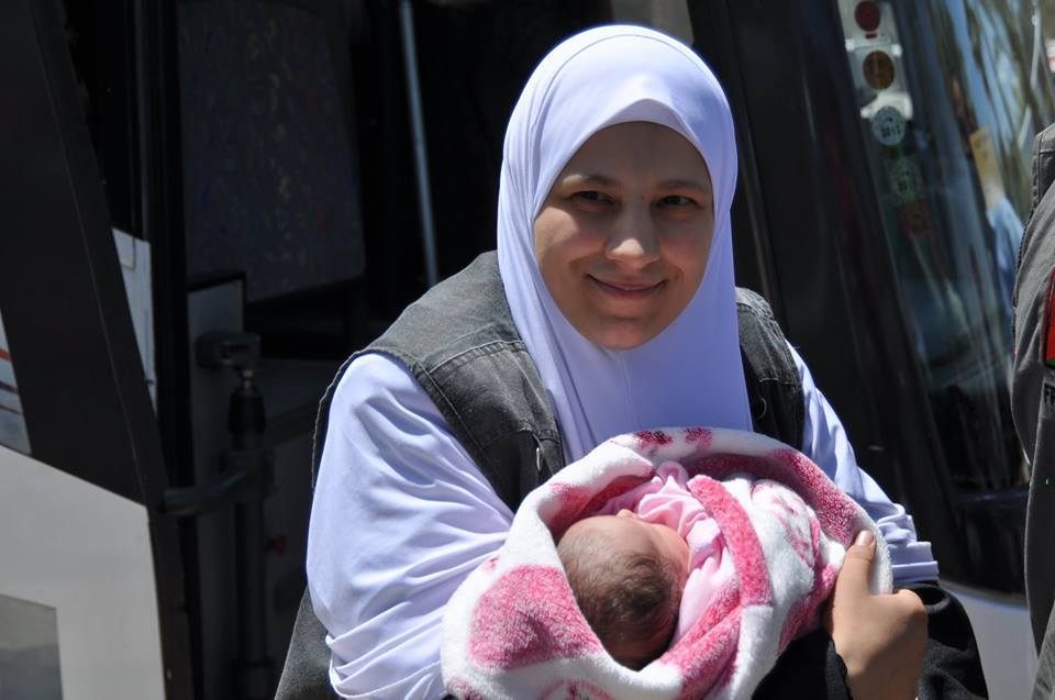 الرضيعة ندى في أحضان والدتها