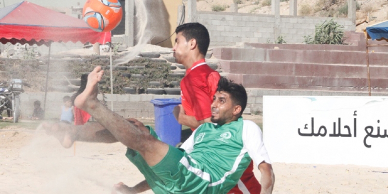 جانب من أحد مباريات دوري الشاطئية