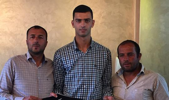 علي في المنتصف