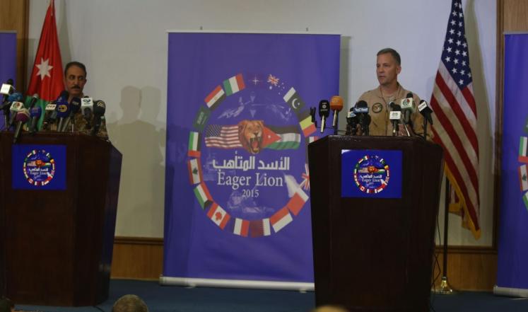  الضامن (يسار) وماتسون في مؤتمر صحفي للإعلان عن انطلاق "الأسد المتأهب" 