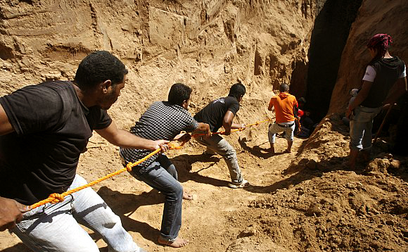 مصر تستعين بالأقمار الصناعية لتدمير الأنفاق