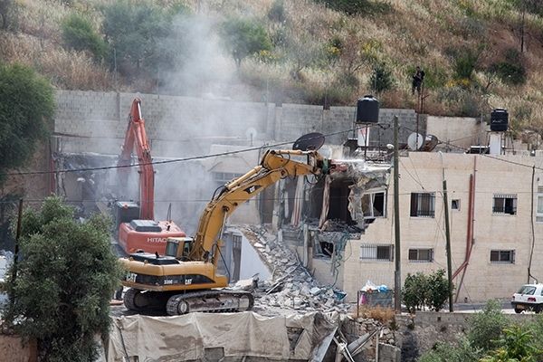قوات الاحتلال تهدم منزل فلسطيني (الأرشيف)