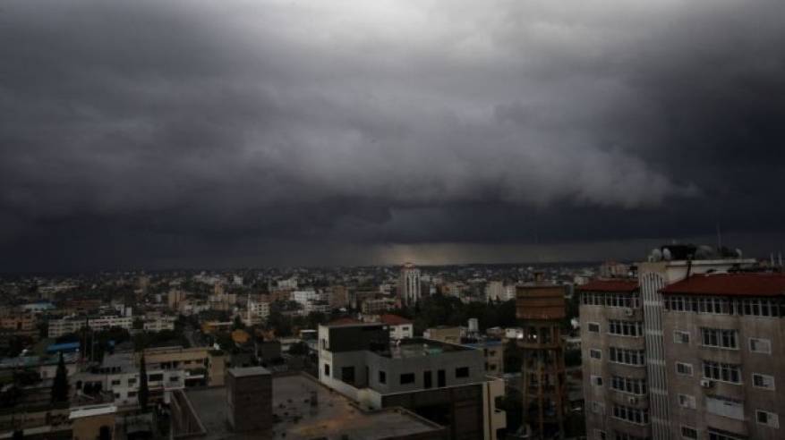 زخات متفرقة اليوم ومنخفض جوي عميق غدا