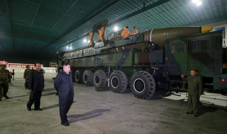 كيم جونغ أون يتفقد الصاروخ "هواسونغ 14" الذي تم إطلاقه أوائل الشهر الجاري 