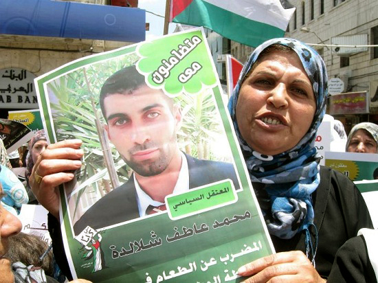 السلطة تفرج عن معتقل سياسي بعد 15 شهراً