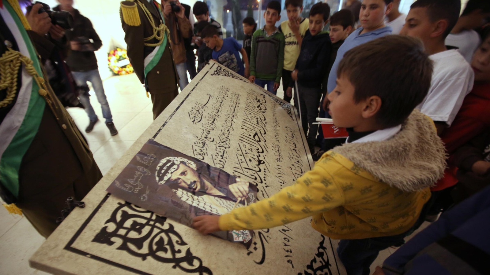 طفل على قبر عرفات