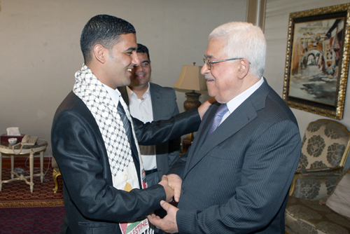 رئيس السلطة محمود عباس يلتقي المحرر السرسك