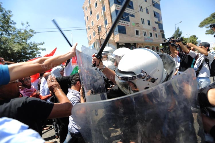 أجهزة السلطة تعتدي على المعتصمين