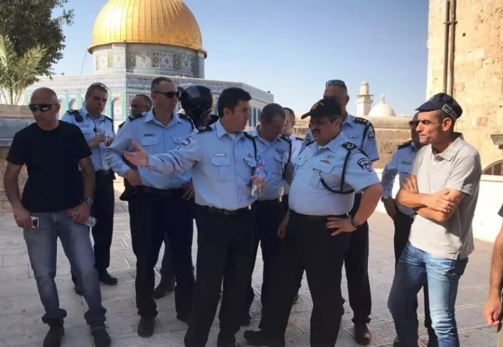 قائد شرطة الاحتلال، روني الشيخ، يتفقد مكان قتل منفذي العملية