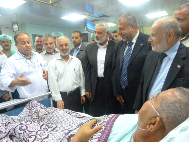 هنية يتفقد المرضى بمجمع الشفاء الطبي بغزة