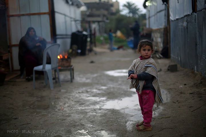 طفلة بين كرفانات الإيواء في خزاعة