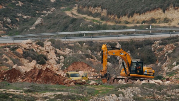 قوات الاحتلال تجرف أرضي مواطنين (أرشيف)