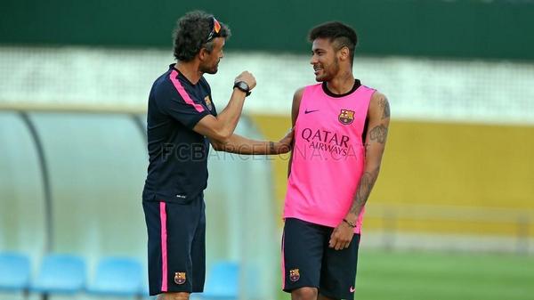 لويس انريكي يسارا وبجانبه نيمار